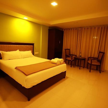 Temple Plaza Kochi Hotel Chottanikara Exterior foto