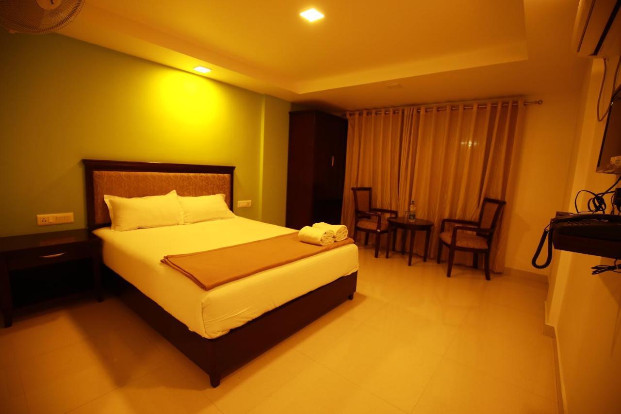 Temple Plaza Kochi Hotel Chottanikara Exterior foto